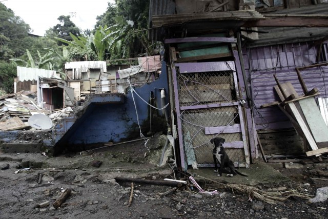 SJS03. SAN JOSÉ (COSTA RICA), 06/10/2017.- Vista general de los daños a varias viviendas hoy, viernes 6 de octubre de 2017, en la localidad del Barrio Los Anonos, en el cantón de Escazú, al oeste de San José (Costa Rica), tras el paso de la tormenta tropical Nate. Las autoridades de Costa Rica confirmaron que la cifra de fallecidos a causa de las lluvias provocada por la tormenta tropical Nate ha ascendido hoy a nueve, mientras que hay 25 desaparecidos. La Comisión Nacional de Emergencias (CNE) indicó que hay un total de 7.000 evacuados y han habilitado 95 albergues para las personas que se han visto obligadas a salir de su hogar. EFE/Jeffrey Arguedas