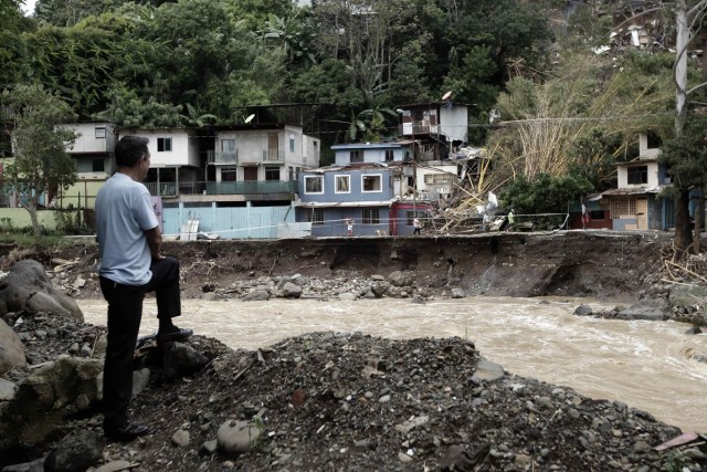 SJS15. SAN JOSÉ (COSTA RICA), 06/10/2017.- Un hombre observa los daños ocasionados por un terraplén que destruyó varias casas hoy, viernes 6 de octubre de 2017, en la localidad del Barrio Los Anonos, en el cantón de Escazú, al oeste de San José (Costa Rica), tras el paso de la tormenta tropical Nate. Las autoridades de Costa Rica confirmaron que la cifra de fallecidos a causa de las lluvias provocada por la tormenta tropical Nate ha ascendido hoy a nueve, mientras que hay 25 desaparecidos. La Comisión Nacional de Emergencias (CNE) indicó que hay un total de 7.000 evacuados y han habilitado 95 albergues para las personas que se han visto obligadas a salir de su hogar. EFE/Jeffrey Arguedas