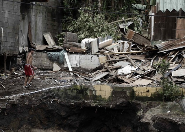 SJS16. SAN JOSÉ (COSTA RICA), 06/10/2017.- Un hombre observa los daños ocasionados por un terraplén que destruyó varias casas hoy, viernes 6 de octubre de 2017, en la localidad del Barrio Los Anonos, en el cantón de Escazú, al oeste de San José (Costa Rica), tras el paso de la tormenta tropical Nate. Las autoridades de Costa Rica confirmaron que la cifra de fallecidos a causa de las lluvias provocada por la tormenta tropical Nate ha ascendido hoy a nueve, mientras que hay 25 desaparecidos. La Comisión Nacional de Emergencias (CNE) indicó que hay un total de 7.000 evacuados y han habilitado 95 albergues para las personas que se han visto obligadas a salir de su hogar. EFE/Jeffrey Arguedas