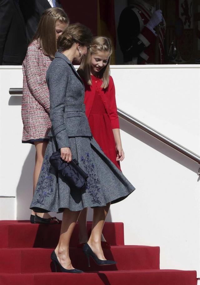 Desfile del Día de la Fiesta Nacional que han presidido hoy los Reyes, y al que ha asistido el Gobierno en pleno, encabezado por Mariano Rajoy, y la mayoría de líderes políticos. El acto consiste en un homenaje a los caídos y un desfile terrestre y aéreo por el paseo de la Castellana, en el que participan unos 3.900 efectivos, entre militares de los tres Ejércitos, guardias civiles, policías y Guardia Real, 84 vehículos y 78 aeronaves. EFE/Zipi