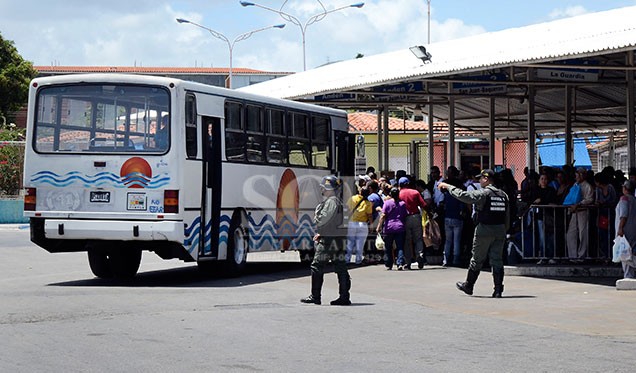 Déficit de autobuses en Margarita genera desesperación en usuarios