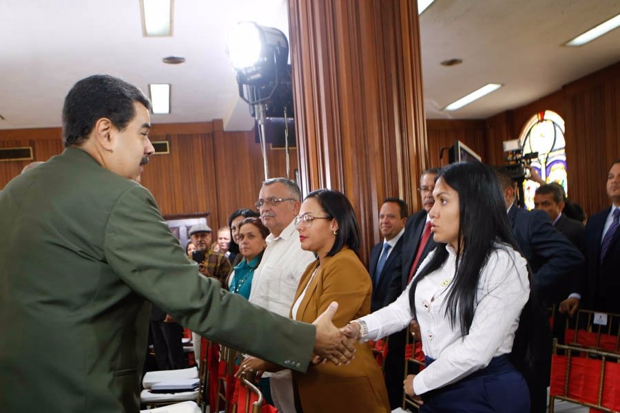 LA FOTO (rosada): Nicolás le da la mano a Laidy