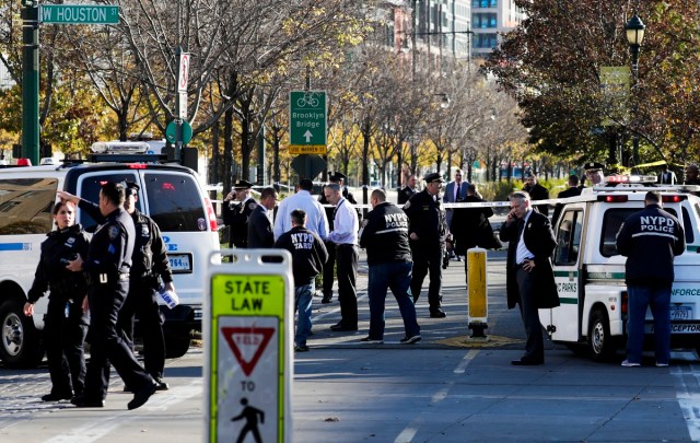 NY001. NUEVA YORK (ESTADOS UNIDOS), 31/10/2017.- Miembros de la unidad de emergencias acordonan la zona hoy, martes 31 de octubre de 2017, después de un incidente donde, según las primeras informaciones, un hombre arrolló con una camioneta a varias personas en un carril bici en el centro de Nueva York (EE. UU.). Al menos seis personas han muerto hoy en el centro de Manhattan al arrollar una camioneta a varias personas, según fuentes oficiales y medios locales. El Departamento de Policía de Nueva York (NYPD) informó de que, según datos provisionales, el conductor del vehículo arrolló a varias personas y salió de él después portando algo que podría ser una imitación de un arma de fuego. EFE/JUSTIN LANE