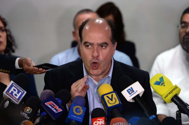 President of the Venezuelan opposition-controlled parliament Julio Borges, speaks during a press conference in Caracas on November 9, 2017. / AFP PHOTO / FEDERICO PARRA