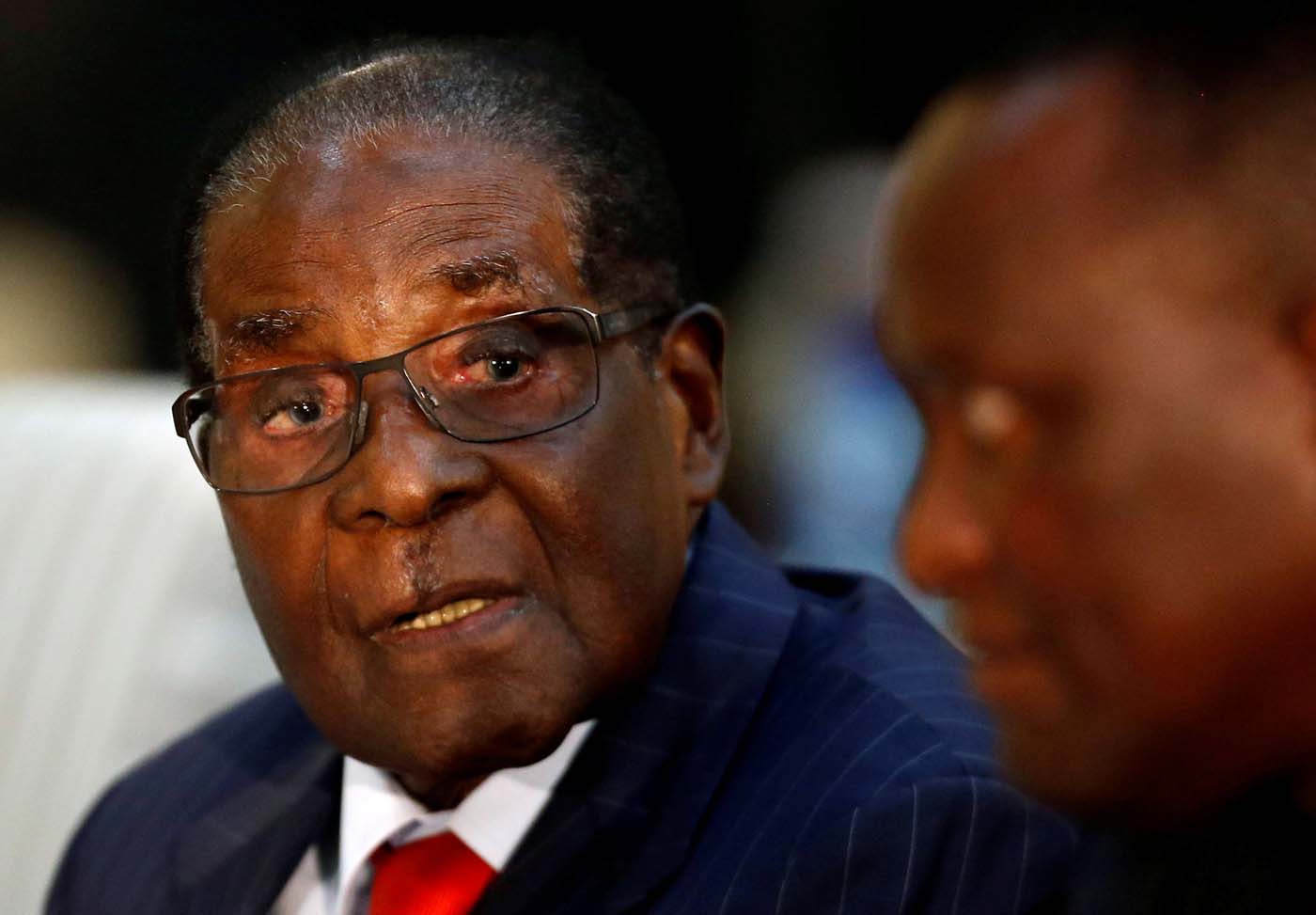 Mugabe entre la espada y la pared