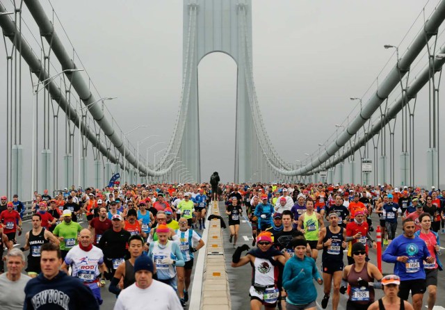 The first wave of runners make their way across the Verrazano-Narrows Bridge during the start of the New York City Marathon in New York, U.S., November 5, 2017. REUTERS/Lucas Jackson