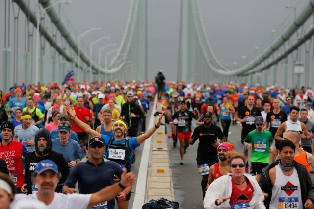 The first wave of runners make their way across the Verrazano-Narrows Bridge during the start of the New York City Marathon in New York, U.S., November 5, 2017. REUTERS/Lucas Jackson