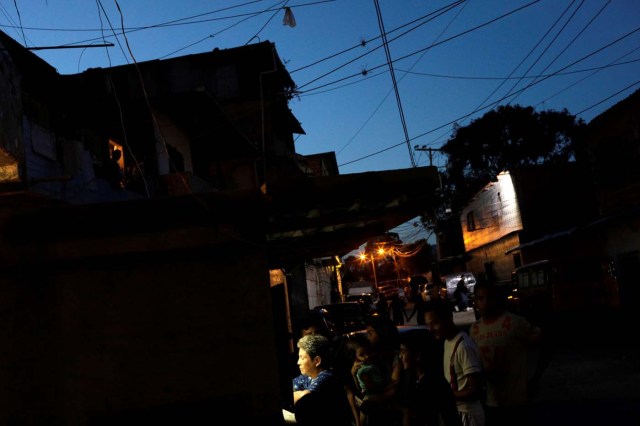 People wager money on "Los Animalitos" (or the Little Animals) betting game on the outskirts of Caracas, Venezuela, October 9, 2017. REUTERS/Ricardo Moraes SEARCH "MORAES GAMBLING" FOR THIS STORY. SEARCH "WIDER IMAGE" FOR ALL STORIES. TPX IMAGES OF THE DAY.