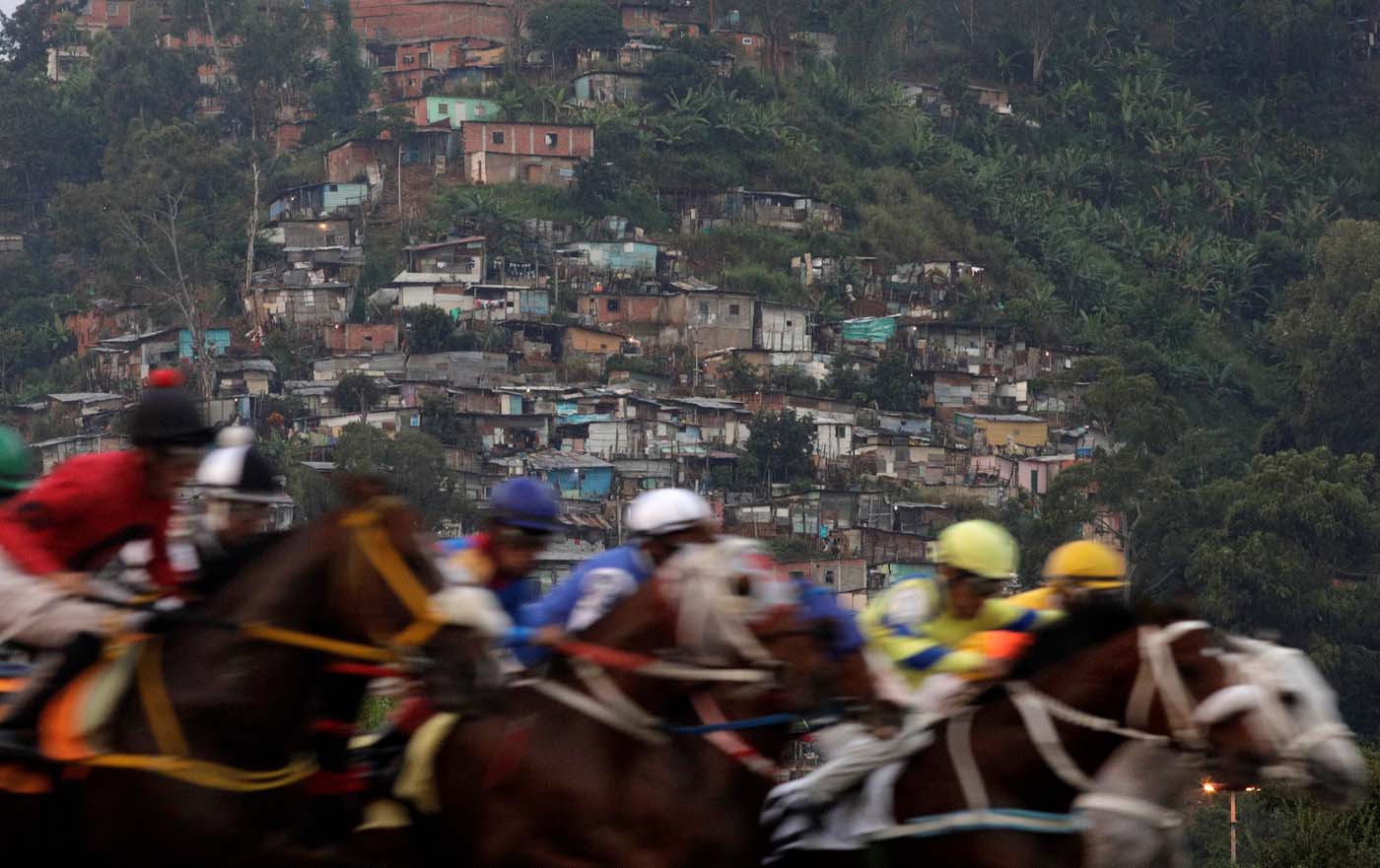 Venezolanos se refugian en las apuestas para llegar a fin de mes (fotos)