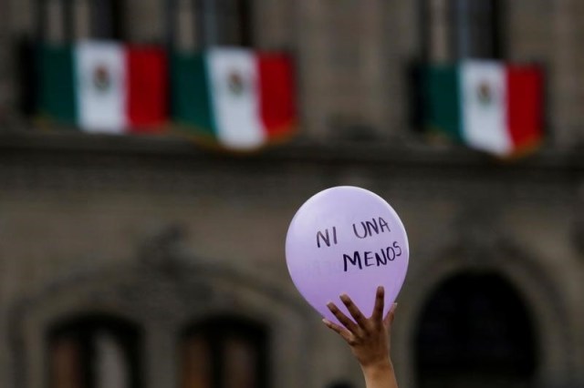 Una manifestante sostiene un globo durante una marcha en Monterrey para recordar a Mara Fernanda Castilla, una joven de 19 años que fue encontrada muerta en Puebla. 17 de septiembre de 2017. REUTERS/Daniel Becerril