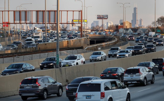 Travelers are stuck in a traffic jam as people hit the road before the busy Thanksgiving Day weekend in Chicago, Illinois, U.S., November 21, 2017. REUTERS/Kamil Krzaczynski