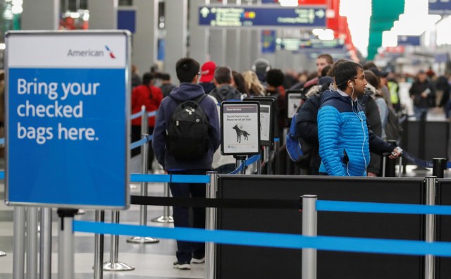 Travelers wait in a security check point line at O'Hare Airport ahead of the busy Thanksgiving Day weekend in Chicago, Illinois, U.S., November 21, 2017. REUTERS/Kamil Krzaczynski