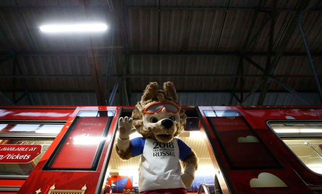 Zabivaka, la mascota oficial de la Copa Mundial de la FIFA 2018 Rusia, participa en una ceremonia de inauguración de un metro con el interior, dedicado a la historia de la Copa Mundial de la FIFA, en Moscú, Rusia, el 28 de noviembre de 2017. REUTERS / Maxim Shemetov