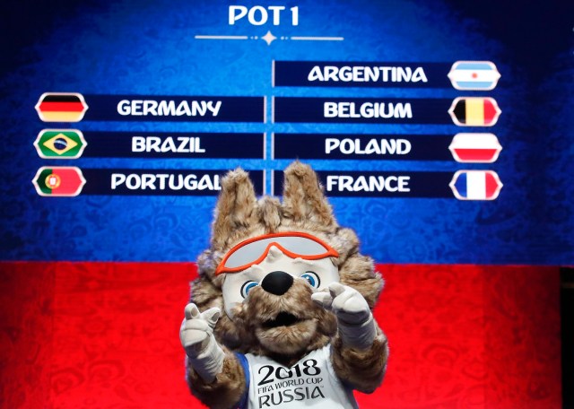 Zabivaka, la mascota oficial de la Copa Mundial de la FIFA 2018 Rusia, participa en el evento "Tras bastidores del Sorteo Final" antes del próximo Sorteo Final de la Copa Mundial de la FIFA 2018 Rusia en Moscú, Rusia 29 de noviembre de 2017. REUTERS / Maxim Shemetov