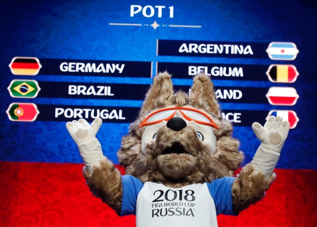 Zabivaka, la mascota oficial de la Copa Mundial de la FIFA 2018 Rusia, participa en el evento "Tras bastidores del Sorteo Final" antes del próximo Sorteo Final de la Copa Mundial de la FIFA 2018 Rusia en Moscú, Rusia 29 de noviembre de 2017. REUTERS / Maxim Shemetov