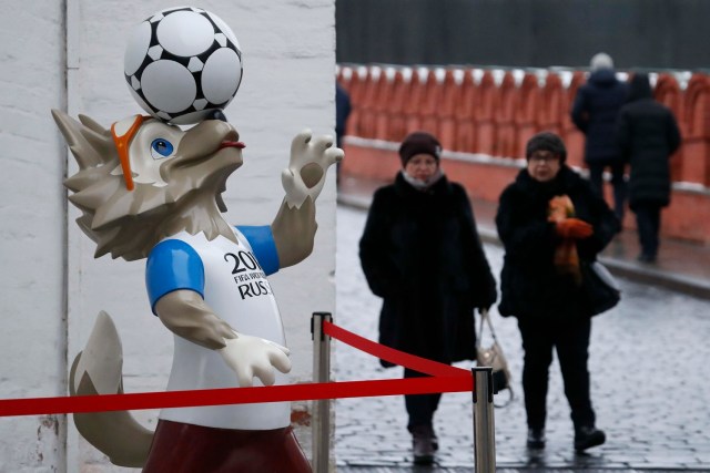 La gente camina más allá de la mascota oficial para la Copa Mundial de la FIFA 2018 Rusia, Zabivaka, en el centro de Moscú, Rusia 29 de noviembre de 2017. REUTERS / Sergei Karpukhin