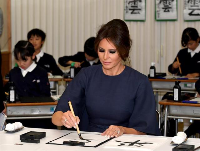 La primera dama estadounidense Melania Trump asiste a una clase de caligrafía con Akie Abe (no fotografiada), esposa del primer ministro japonés Shinzo Abe, en la escuela primaria Kyobashi Tsukiji en Tokio, Japón, el 6 de noviembre de 2017. La visita del presidente Trump a Japón es la primera parada de su gira de 12 días por Asia. Después de Japón, Trump visitará Corea del Sur, China, Vietnam y Filipinas. (Tokio, Corea del Sur, Filipinas, Japón, Estados Unidos) EFE / EPA / TOSHIFUMI KITAMURA / PISCINA