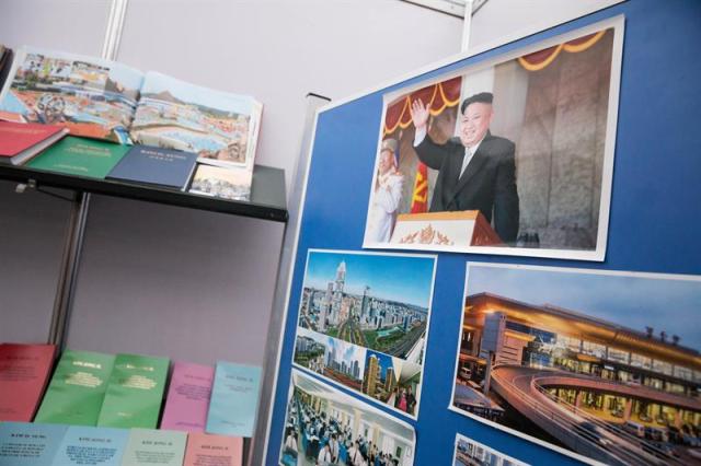  Un grupo de libros y una foto del líder norcoreano, Kim Jong-un, se exhibe en la caseta de la delegación de Corea del Norte este, viernes 10 de noviembre de 2017, en la Feria Internacional del Libro de Venezuela (Filven), en la ciudad de Caracas (Venezuela). Los libros del difunto presidente Hugo Chávez en español y traducidos al ruso, las biografías y semblanzas de Lenin y las retrospectivas de los 100 años de la revolución soviética son, junto a la caseta de Corea del Norte, las estrellas de la Feria Internacional del Libro de Venezuela (Filven), que arrancó este jueves en Caracas. EFE/MIGUEL GUTIERREZ