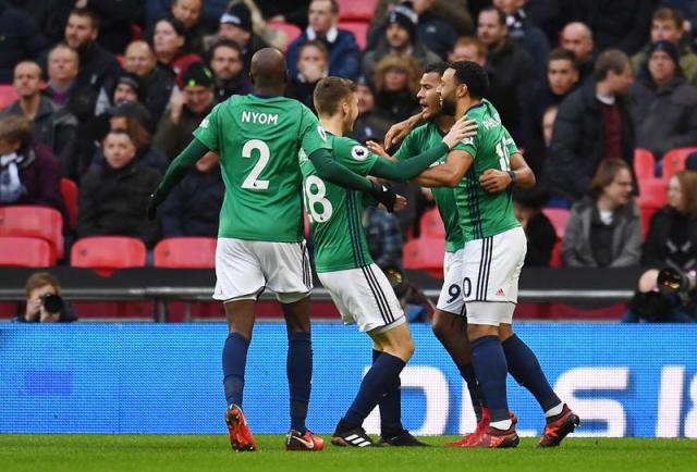 Salomón Rondon (2-R) de West Brom celebra con sus compañeros luego de marcar contra Tottenham durante un partido de fútbol de la Premier League inglesa en el Wembley Stadium en Londres, Gran Bretaña, el 25 de noviembre de 2017. (Londres) EFE / EPA / 