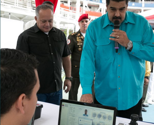 ¿Ahora son policías? Maduro y Diosdado con carnet del sistema “único” de identificación policial (FOTOS)