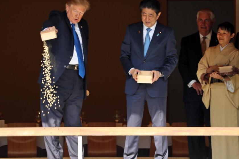 Trump se vuelve motivo de burla tras perder la paciencia con unos peces en Japón