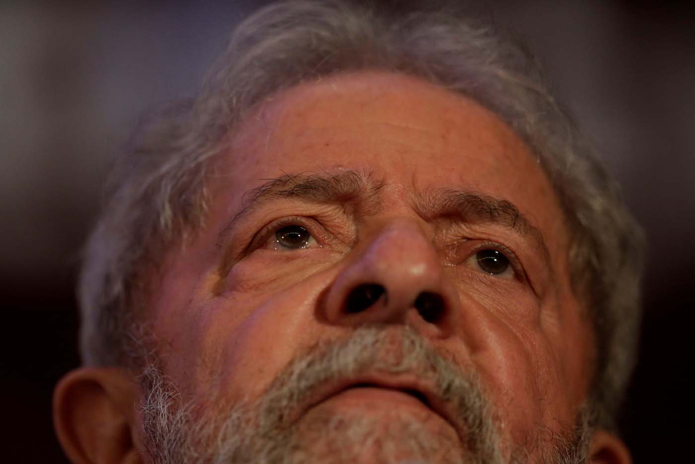 Lula dice que es “candidatísimo” a presidenciales al cumplir un mes en prisión