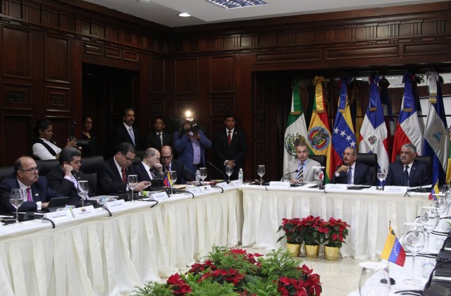 A general view shows members of Venezuela's opposition during a meeting with Venezuela's government in Santo Domingo, Dominican Republic December 1, 2017. REUTERS/Ricardo Rojas