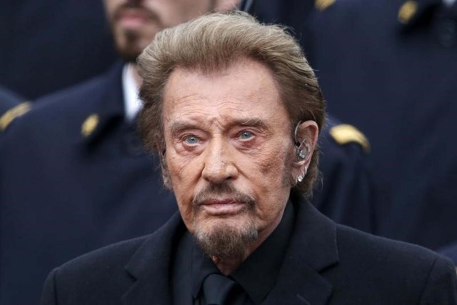 En esta imagen de archivo, Johnny Hallyday asiste a una ceremonia en París en homenaje a las víctimas del tiroteo en la revista Charlie Hebdo, el 10 de enero de 2016. REUTERS/Charles Platiau