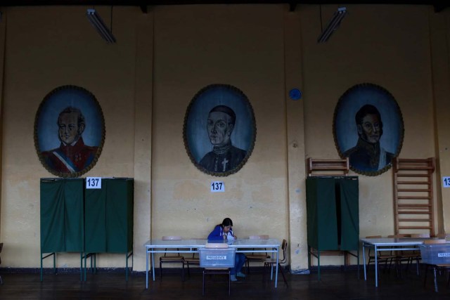 An elections officer waits inside a polling station during the presidential election at Santiago, Chile December 17, 2017. REUTERS/Pablo Sanhueza
