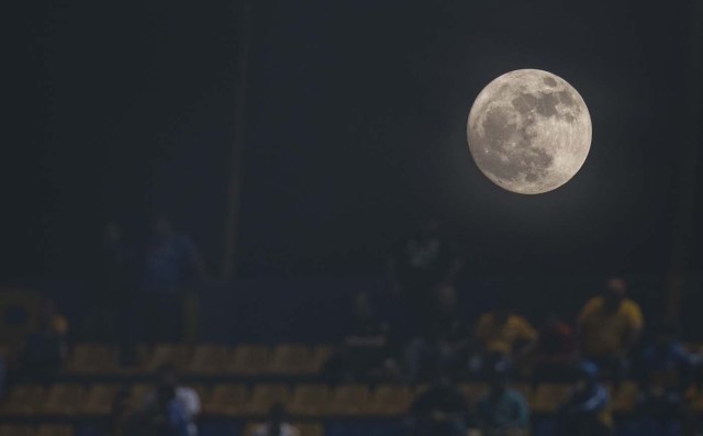 -FOTODELDIA- MON01. MONTERREY (MÉXICO), 02/12/2017.- Vista de la luna hoy, sábado 02 de diciembre de 2017, antes del partido de vuelta correspondiente a la semifinal del Torneo Apertura 2017, entre el Tigres UANL y el América, que se celebra en el estadio Universitario de la ciudad de Monterrey (México). EFE/Miguel Sierra