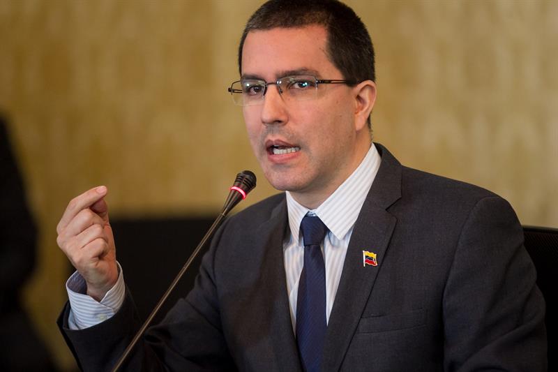 Arreaza reacciona y acusa al canciller chileno de perjudicar el diálogo en República Dominicana