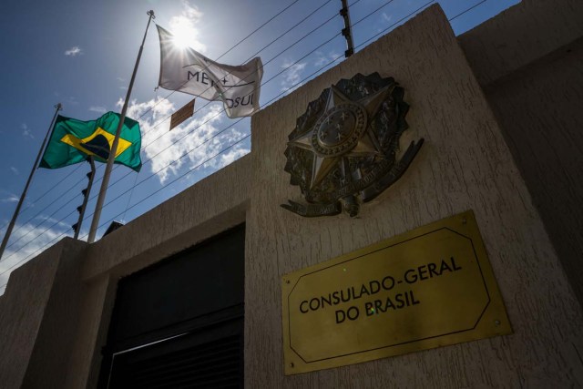 CAR23- CARACAS (VENEZUELA) - 27/12/2018 - Detalle del exterior de la embajada de Brasil hoy, miércoles 27 de diciembre del 2017, en Caracas (Venezuela). El embajador de Brasil en Venezuela, Ruy Pereira, y el encargado de negocios de Canadá en el país, Craib Kowalik, serán declarados personas 'non grata' en la nación caribeña por la Asamblea Nacional Constituyente (ANC), informó su presidenta, Delcy Rodríguez, en declaraciones a los medios. EFE/MIGUEL GUTIÉRREZ