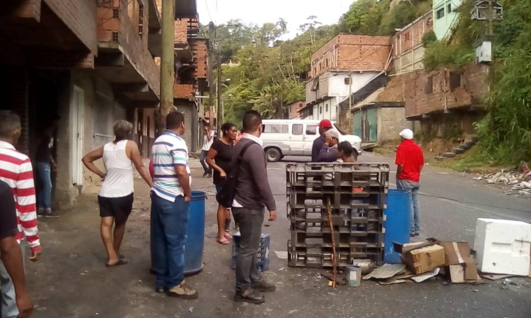 Vecinos de Mariche protestaron por falta de agua y exceso de basura (+fotos)