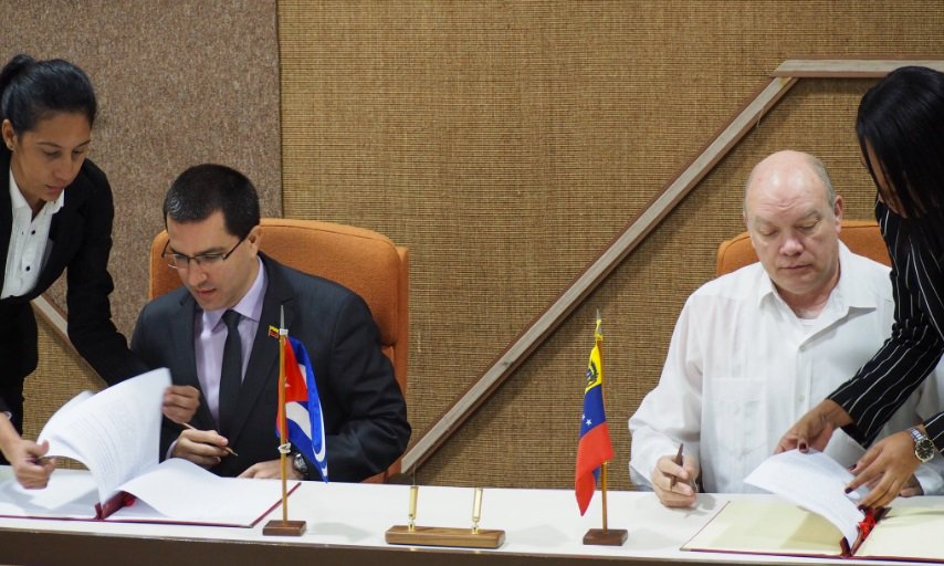 Venezuela y Cuba firman 27 acuerdos de cooperación bilateral para 2018