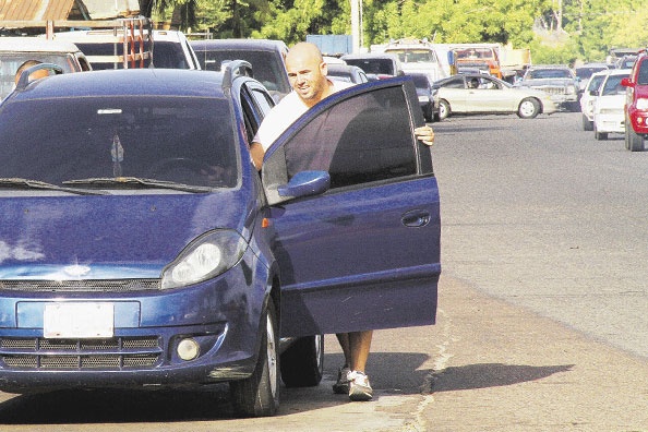 Cola para llenar de gasolina los tanques de los vehículos en Maracaibo / Foto: Panorama