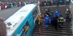 El momento en el que un autobús arrolló a cinco personas en Moscú este #25Dic (Video)
