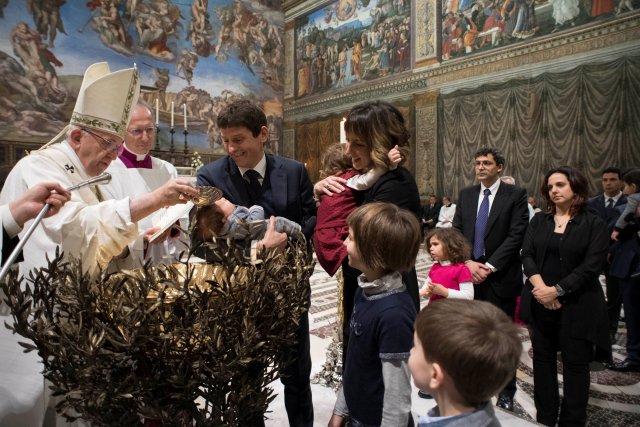 Pope Francis baptises an infant during a solemn mass in the Sistine Chapel at the Vatican January 7, 2018. Osservatore Romano/Handout via REUTERS ATTENTION EDITORS - THIS IMAGE WAS PROVIDED BY A THIRD PARTY.