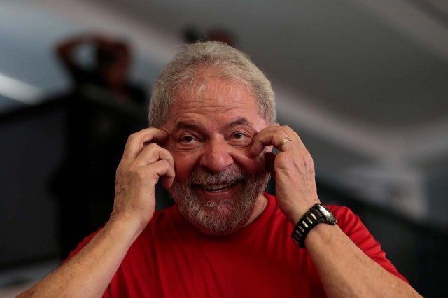 Former Brazilian President Luiz Inacio Lula da Silva reacts as he arrives at the metallurgical trade union while the Brazilian court decides on his appeal against a corruption conviction that could bar him from running in the 2018 presidential race, in Sao Bernardo do Campo, Brazil January 24, 2018. REUTERS/Leonardo Benassatto    NO RESALES. NO ARCHIVES