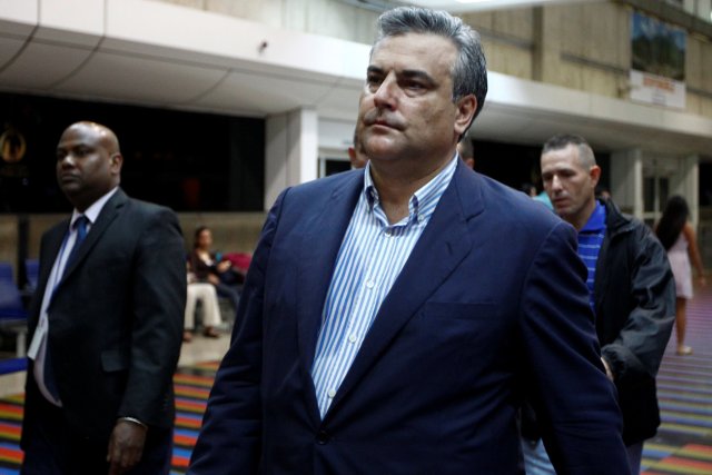 Spanish ambassador to Venezuela Jesus Silva (C) walks to the departure area at the Maiquetia international airport in Caracas, Venezuela January 29, 2018. REUTERS/Christian Veron