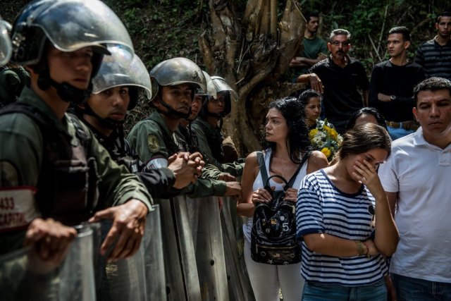 Las fuerzas de seguridad del gobierno impidieron el paso a algunos venezolanos al lugar del funeral de José Alejandro Díaz Pimentel y Abraham Agostini. Credit Meridith Kohut para The New York Times