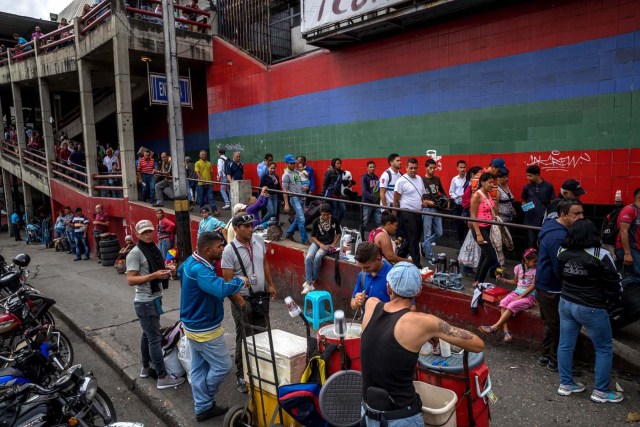 CAR08. CARACAS (VENEZUELA), 31/12/2018.- Decenas de personas permanecen en un terminal público a la espera de poder viajar este 29 de diciembre de 2017, en Caracas (Venezuela). Al aumento clásico por temporada alta en los pasajes de autobús se ha sumado este año en Venezuela el incremento derivado de la situación de hiperinflación que vive el país desde hace meses, una subida de precios que suma una dificultad más a una Navidad que no está siendo nada fácil. Largas colas de quienes intentan obtener un pasaje y subirse a un autobús para recibir el 2018 fuera de Caracas colman los terminales de transporte terrestre con la esperanza de poder viajar al interior del país. Sin embargo, no todos pueden costear el viaje de fin de año. EFE/Miguel Gutiérrez