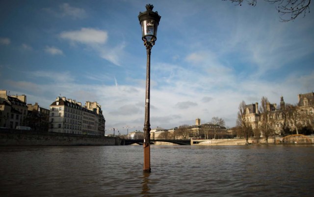 ISL78. PARIS (FRANCIA), 08/01/2018.- Una farola sobresale durante las riadas del río Sena, a su paso por Isla de San Luis, París, Francia, 8 de junio de 2018. Las fuertes lluvias han provocado inundaciones menores en algunas zonas de la capital francesa, así como la crecida del río Sena. EFE/ Ian Langsdon