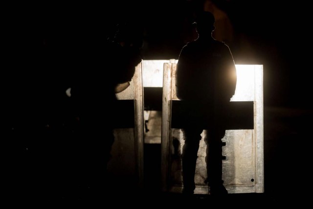 CAR005. CARACAS (VENEZUELA), 18/01/2018. Miembros de la Guardia Nacional Bolivariana (GNB) custodian las inmediaciones de la morgue hoy, jueves 18 de enero del 2018, en Caracas (Venezuela). Parlamentarios de la oposición venezolana denunciaron hoy que las autoridades han presionado a familiares del inspector de Policía Óscar Pérez y de los otros seis integrantes del grupo de sublevados que lideraba para que autoricen la cremación de sus cadáveres. EFE/Miguel Gutiérrez