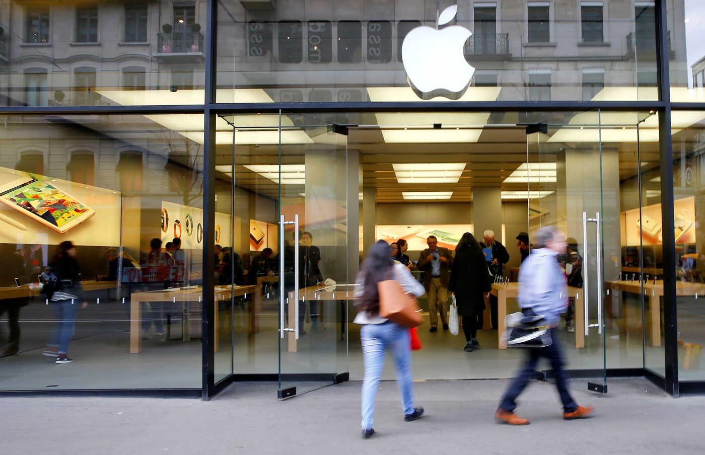 Ocho heridos leves al sobrecalentarse la batería de un iPhone en una tienda en Zúrich