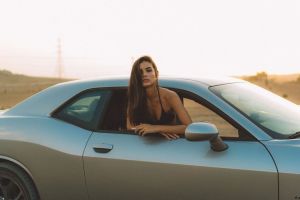 Nenas y Naves: Una preciosa argentina se mezcla con el potentísimo Dodge Challenger (FOTOS)