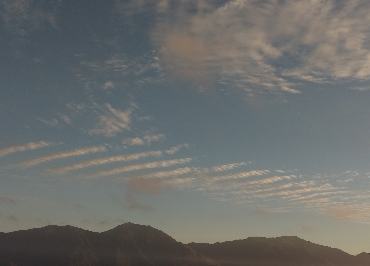 Amanece Caracas este #25Ene con inusuales nubes con formas estriadas (foto)