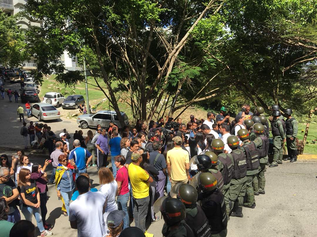 GNB impidió paso a familiares de los asesinados en la masacre de El Junquito mientras eran enterrados (Videos)