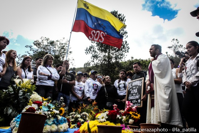 Aura Pérez, tía de Óscar Pérez, junto a otros familiares y amigos // Foto Juan Peraza - La Patilla