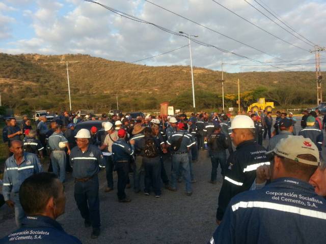 Foto: Trabajadores cementeros protestan en Lara / Cortesía