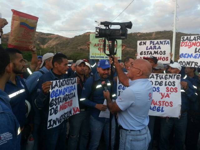 Foto: Trabajadores cementeros protestan en Lara / Cortesía